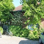 Haakestrasse 1a Даме